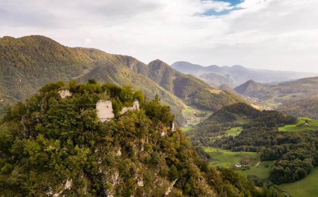 Grad svibno in dolina sopote